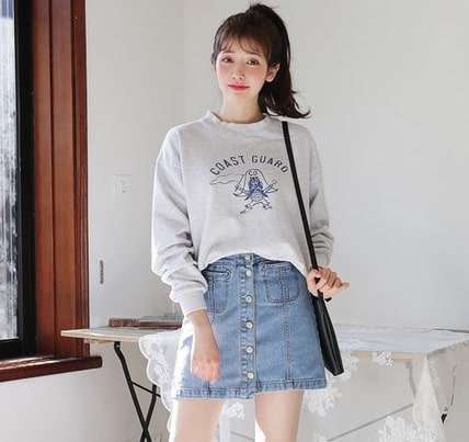 cách phối đồ với chân váy jean ngắn và áo sweater