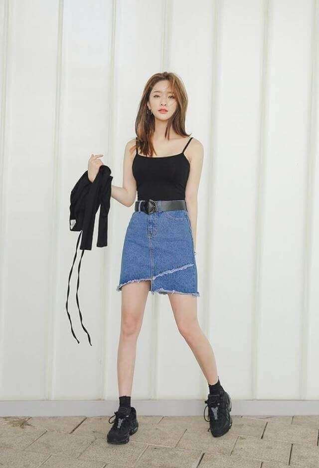 cách phối đồ với chân váy jean ngắn và áo hai dây
