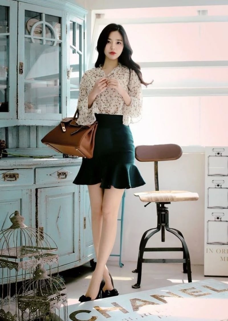 Chân váy đuôi cá ngắn phối với áo voan nhẹ nhàng