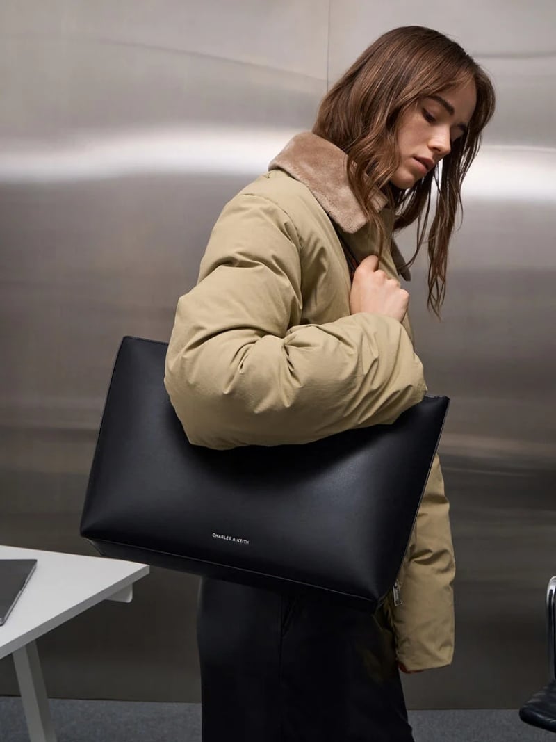 Hoàn thiện set đồ với chiếc túi Charles & Keith