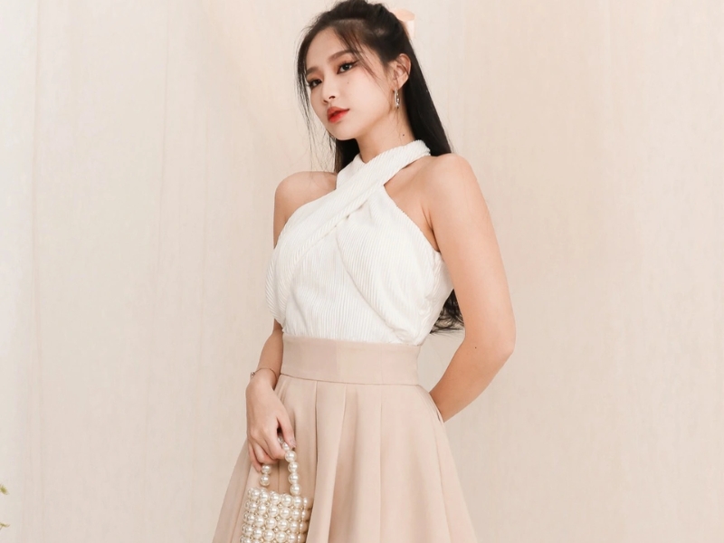 chân váy xòe ngắn kết hợp với áo gì