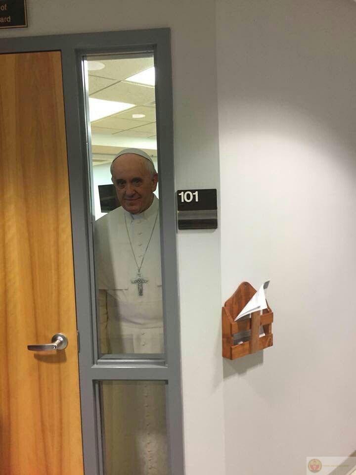 Đừng hỏi tại sao tui luôn cầm thánh giá