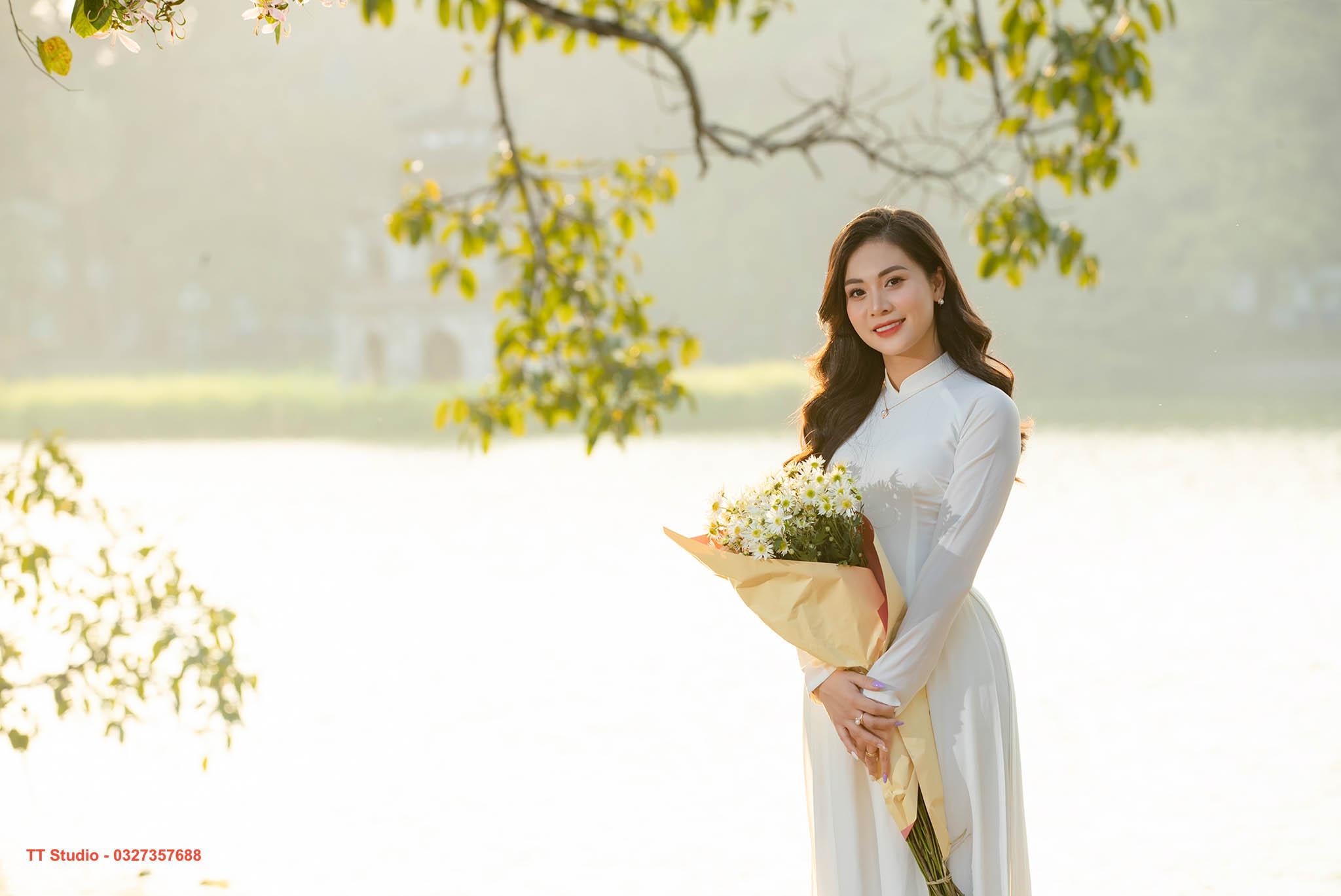 tạo dáng ôm bó hoa