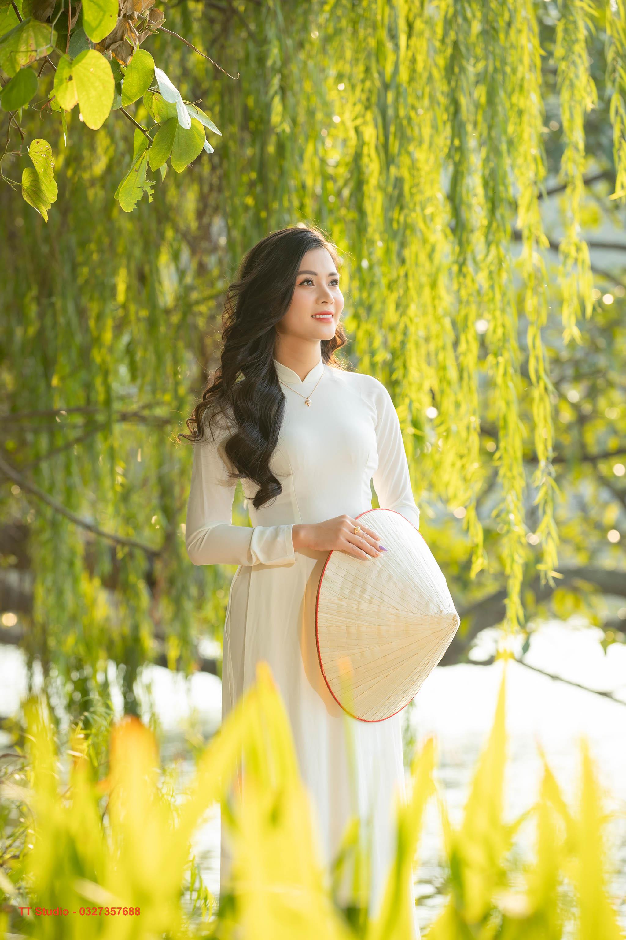 Tạo dáng khoe đường cong bên hồ gươm