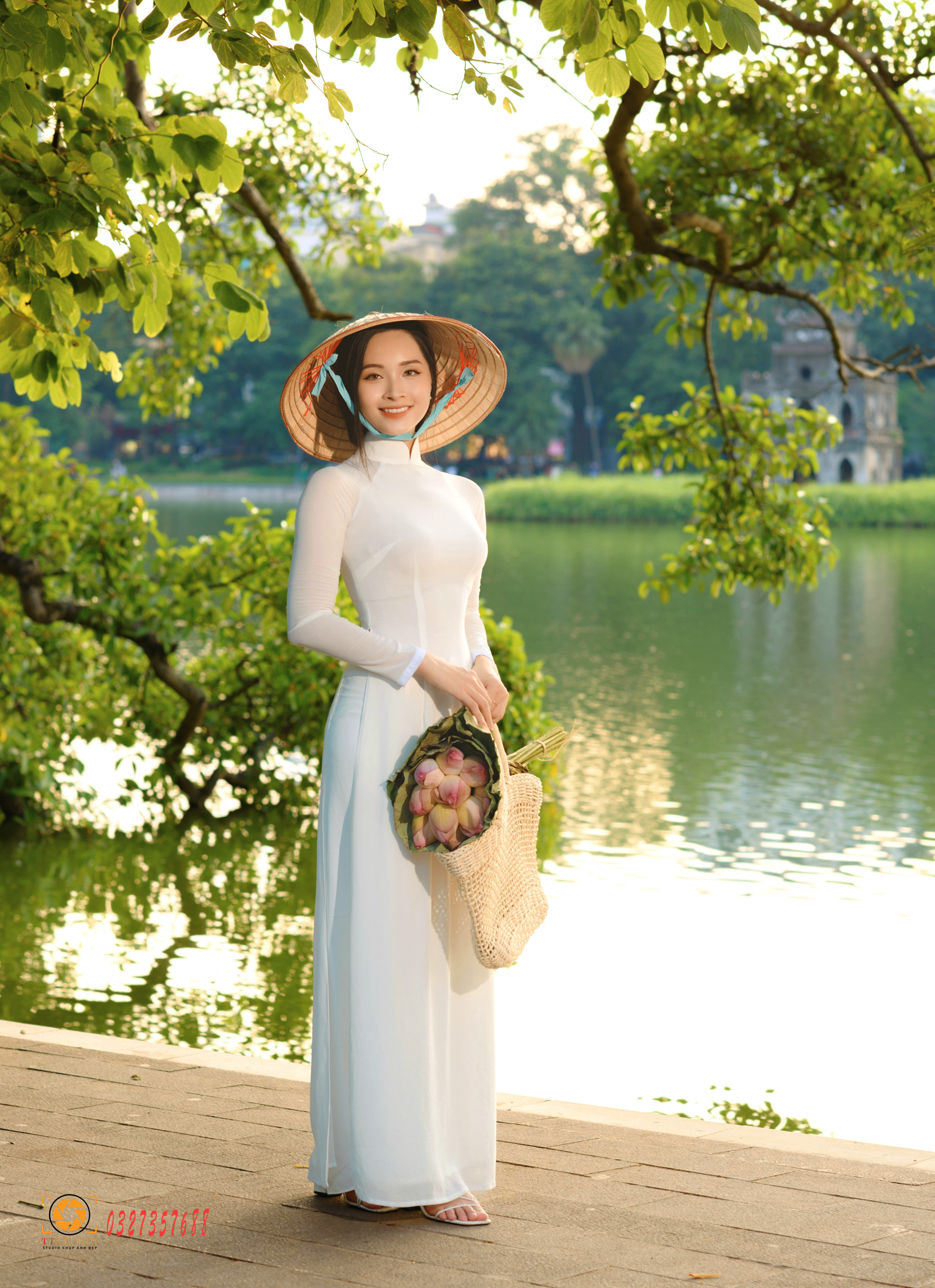 Tạo dáng bên hồ gươm