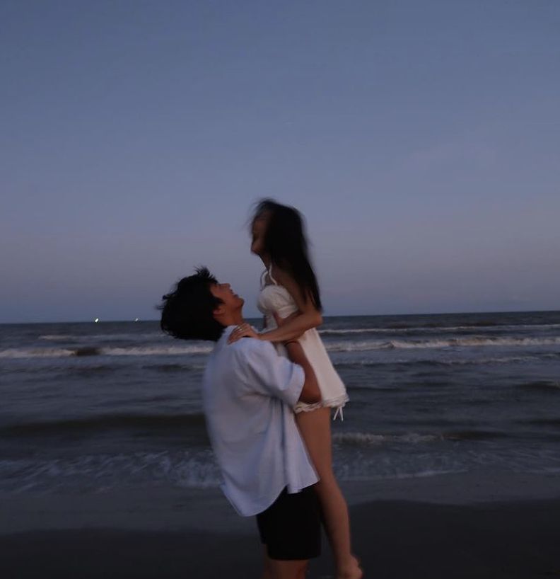 Biển xanh là phông nền cho câu chuyện đôi lứa