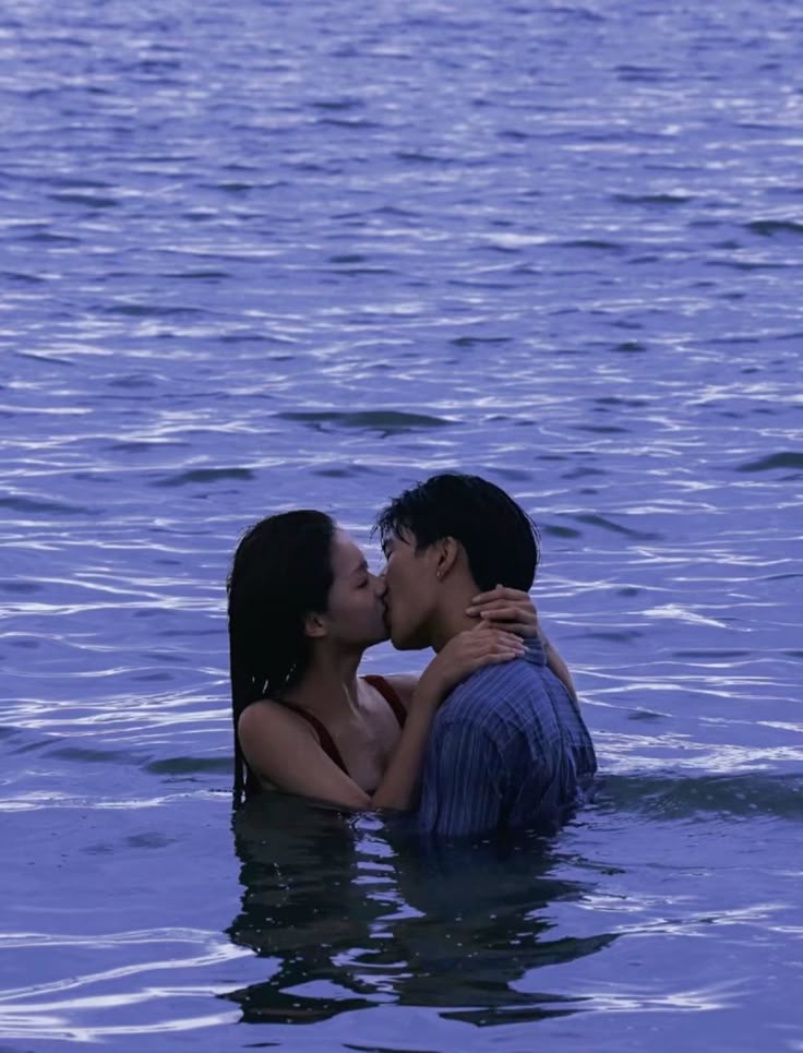 Bình yên là khi ở bên nhau, giữa gió biển