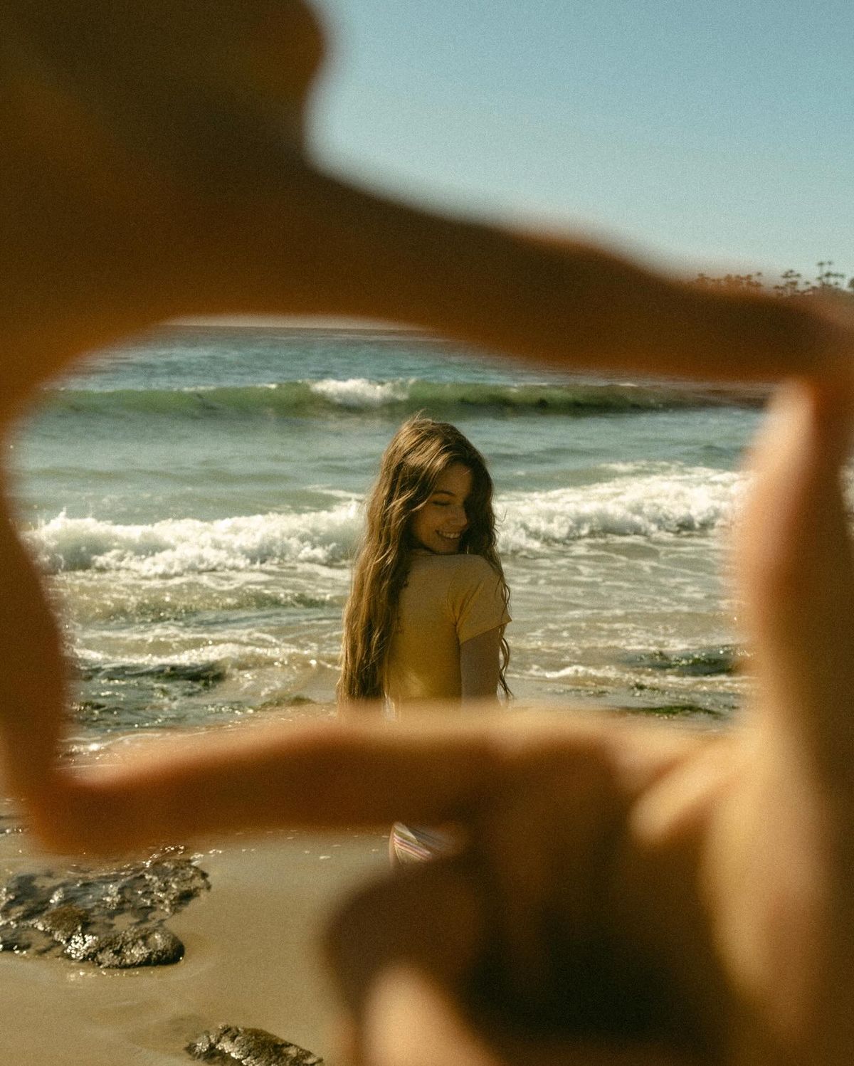 Tạo dáng chụp ảnh đôi ở biển