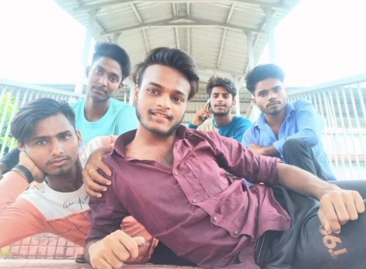 Tạo dáng chụp ảnh nhóm 10 người