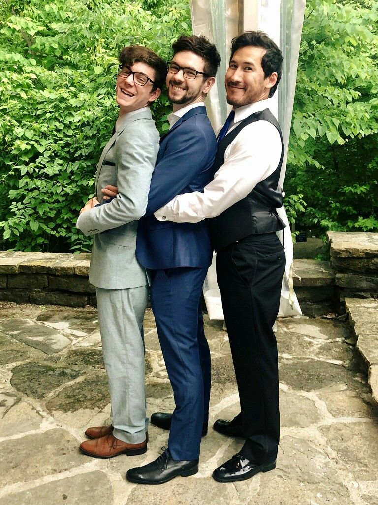 Mặt ai nấy diễn, cười ai nấy chịu