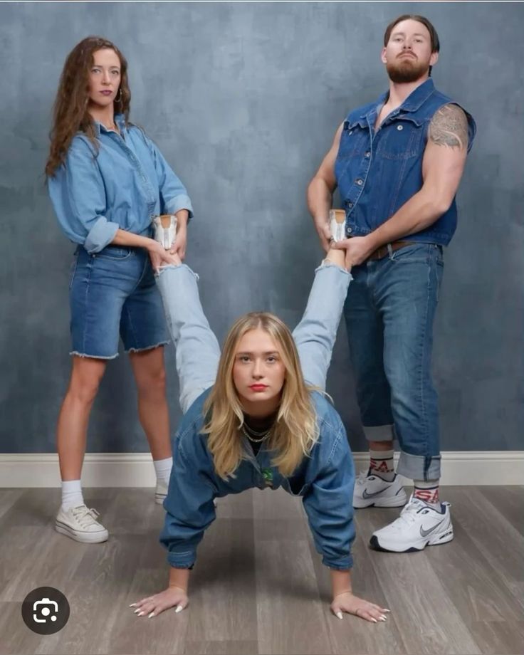 Nhóm bạn chụp ảnh không đụng hàng