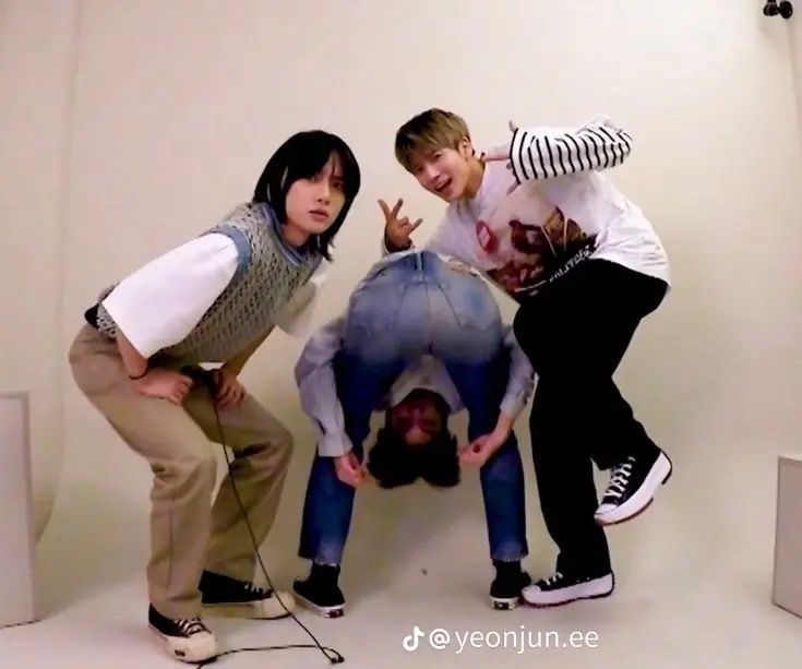 Tạo dáng nhóm không giống ai