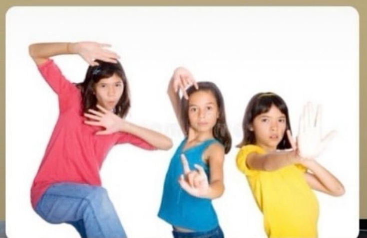 Tạo dáng nhóm lầy lội ngoài trời