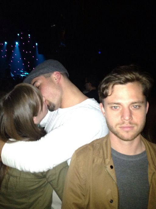 Tạo dáng như đang đóng sitcom