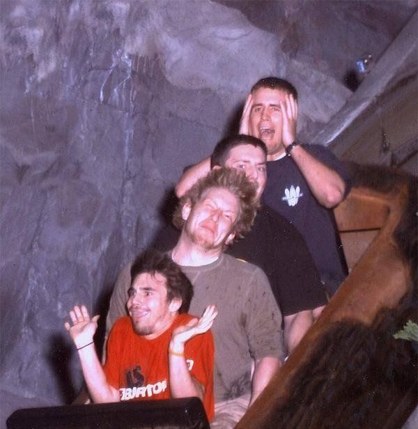 Cười như thể không ai đang nhìn