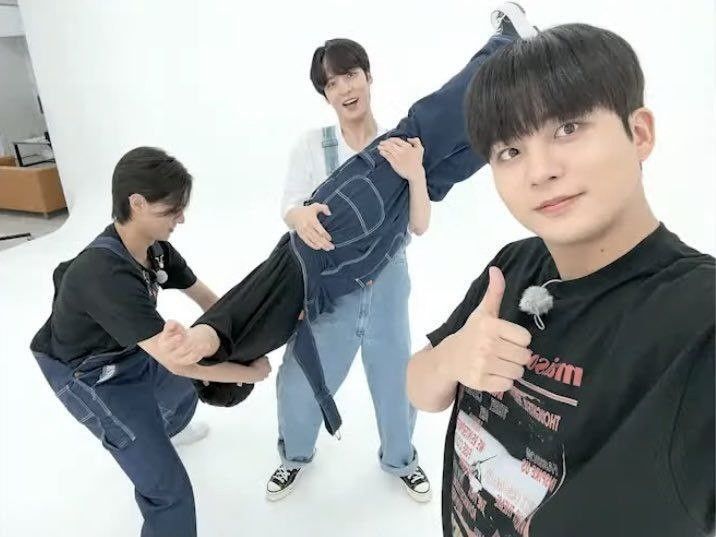 Tips chụp ảnh nhóm lầy lội, concept xếp hình độc lạ nhất