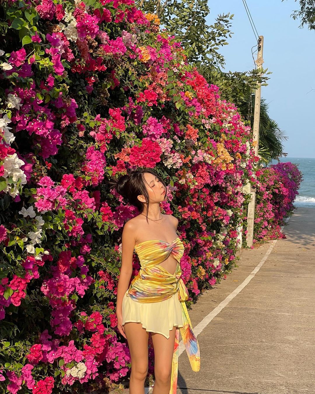 chụp ảnh với hoa đứng ẩn trong vườn hoa