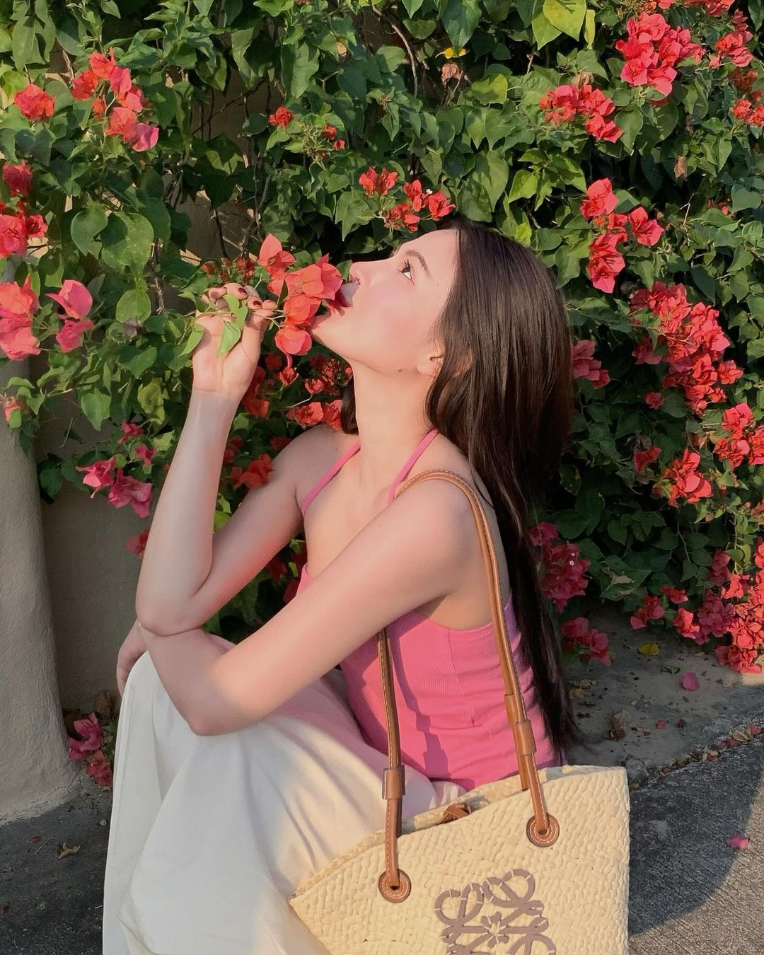 chụp hình với hoa