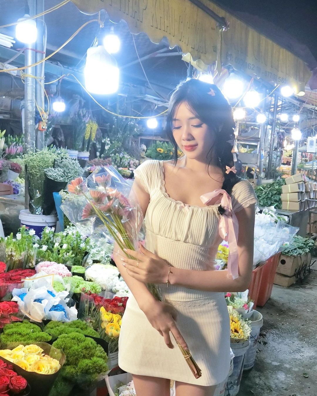 chụp hình với hoa