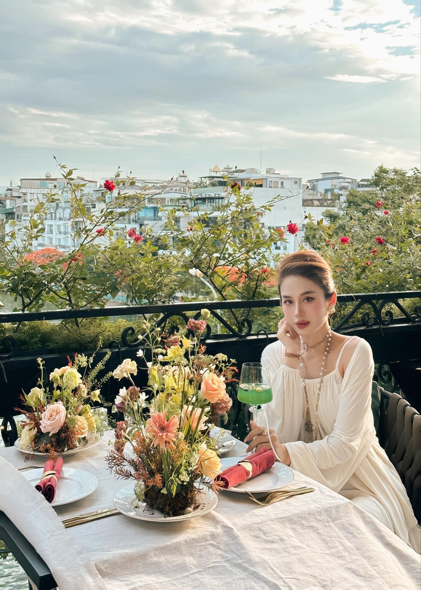 chụp ảnh với hoa trên ban công