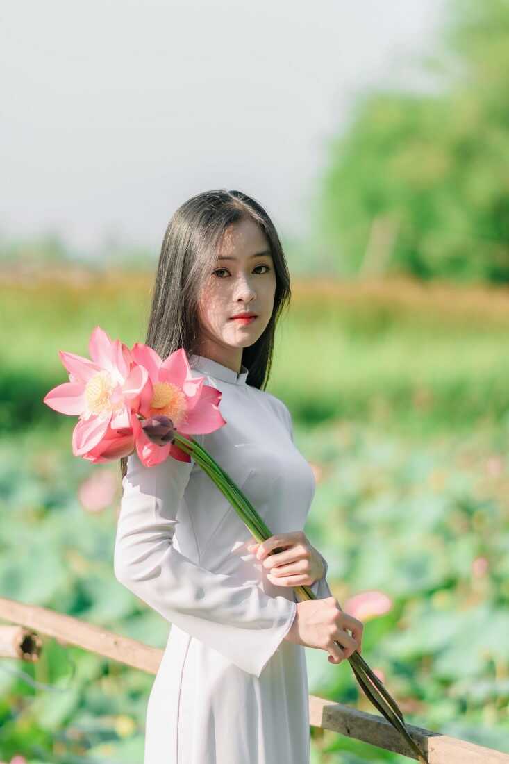 Cách tạo dáng chụp ảnh với hoa sen đẹp hút hồn