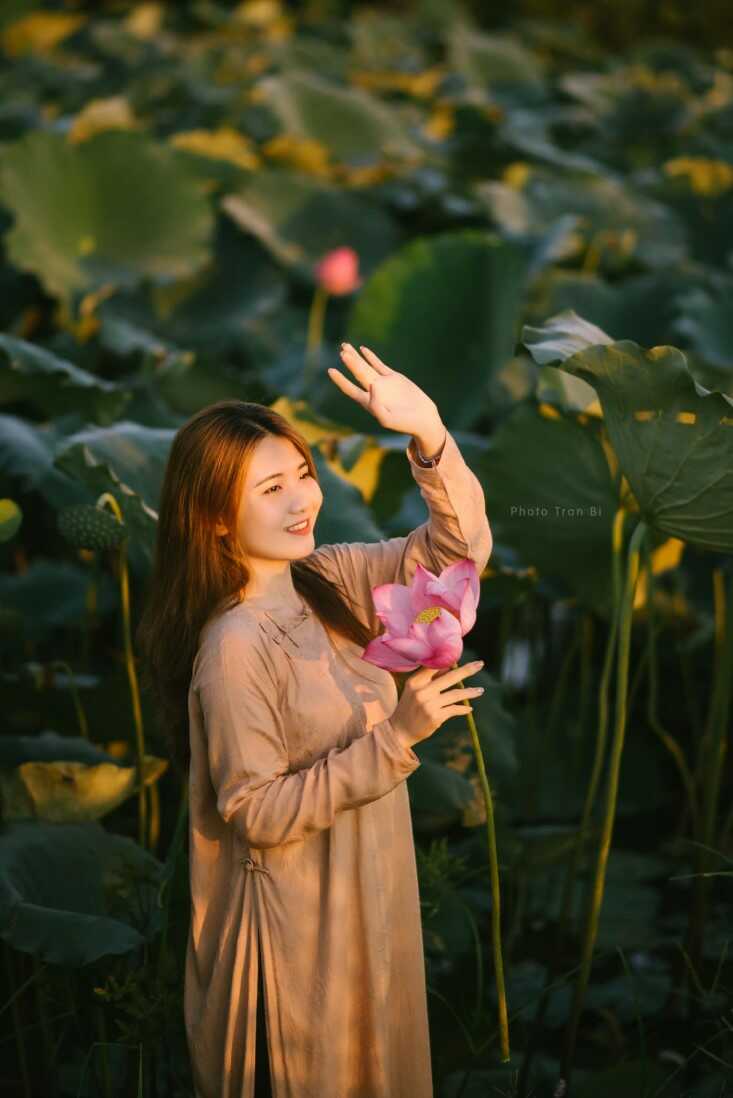 Cách tạo dáng chụp ảnh với hoa sen đẹp hút hồn