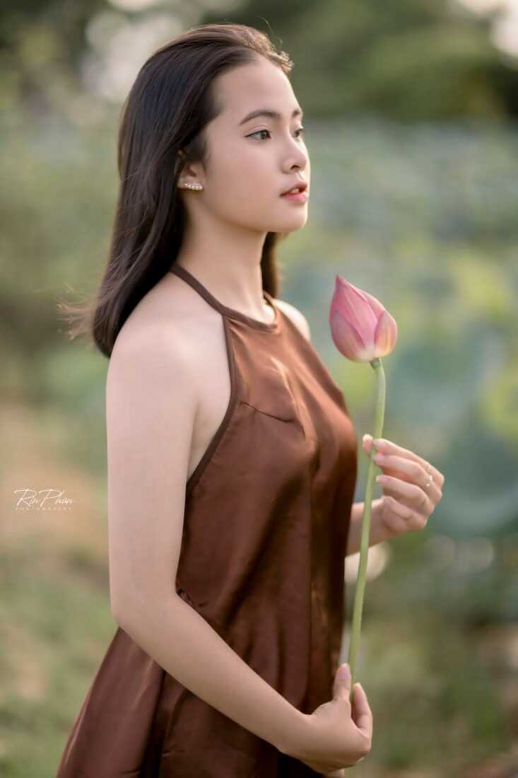 Cách tạo dáng chụp ảnh với hoa sen đẹp hút hồn