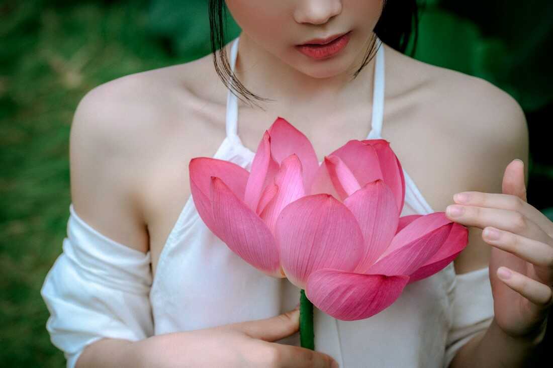 Cách tạo dáng chụp ảnh với hoa sen đẹp hút hồn