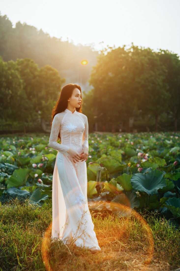 áo dài chụp với hoa sen