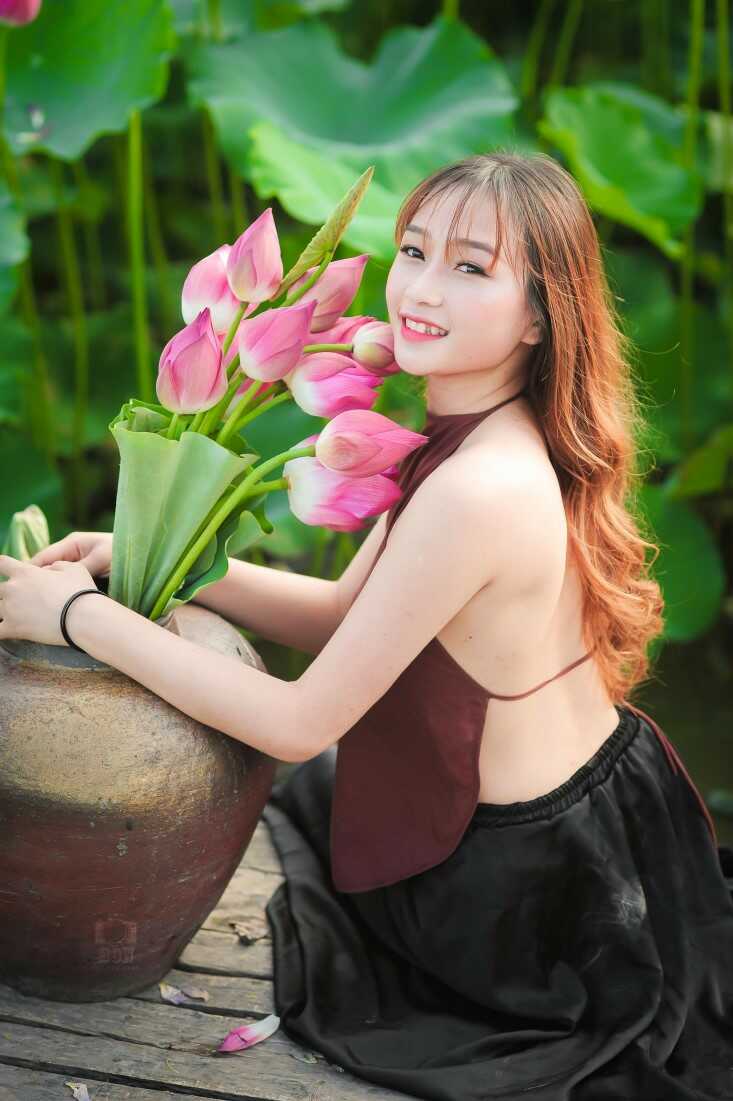 Cách tạo dáng chụp ảnh với hoa sen đẹp hút hồn