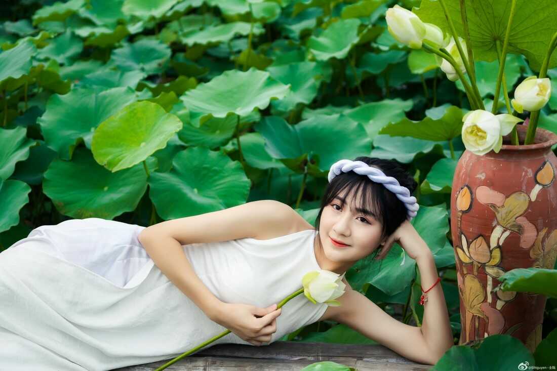 Cách tạo dáng chụp ảnh với hoa sen đẹp hút hồn