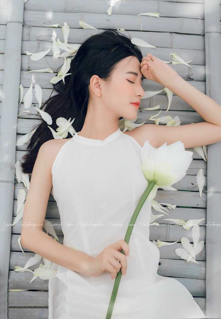 Cách tạo dáng chụp ảnh với hoa sen đẹp hút hồn