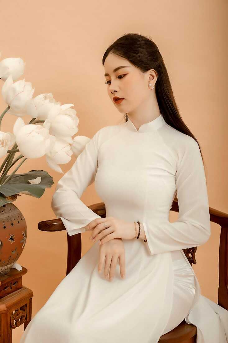 Cách tạo dáng chụp ảnh với hoa sen đẹp hút hồn