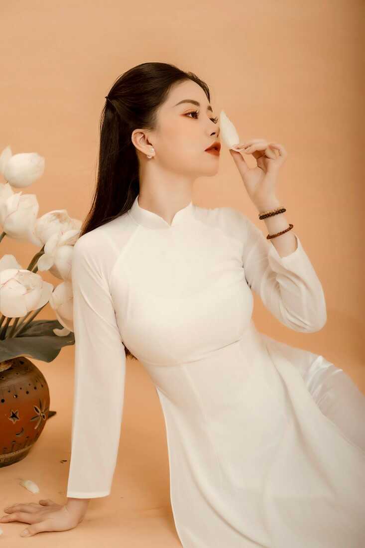 Cách tạo dáng chụp ảnh với hoa sen đẹp hút hồn