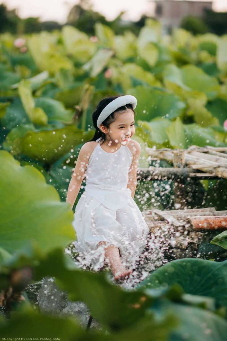 Cách tạo dáng chụp ảnh với hoa sen đẹp hút hồn