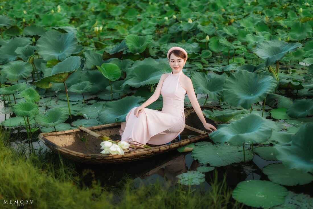 Cách tạo dáng chụp ảnh với hoa sen đẹp hút hồn