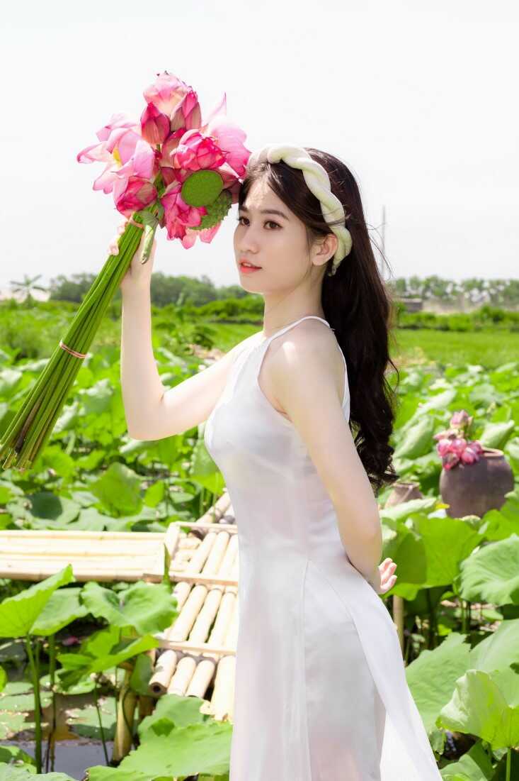 Cách tạo dáng chụp ảnh với hoa sen đẹp hút hồn