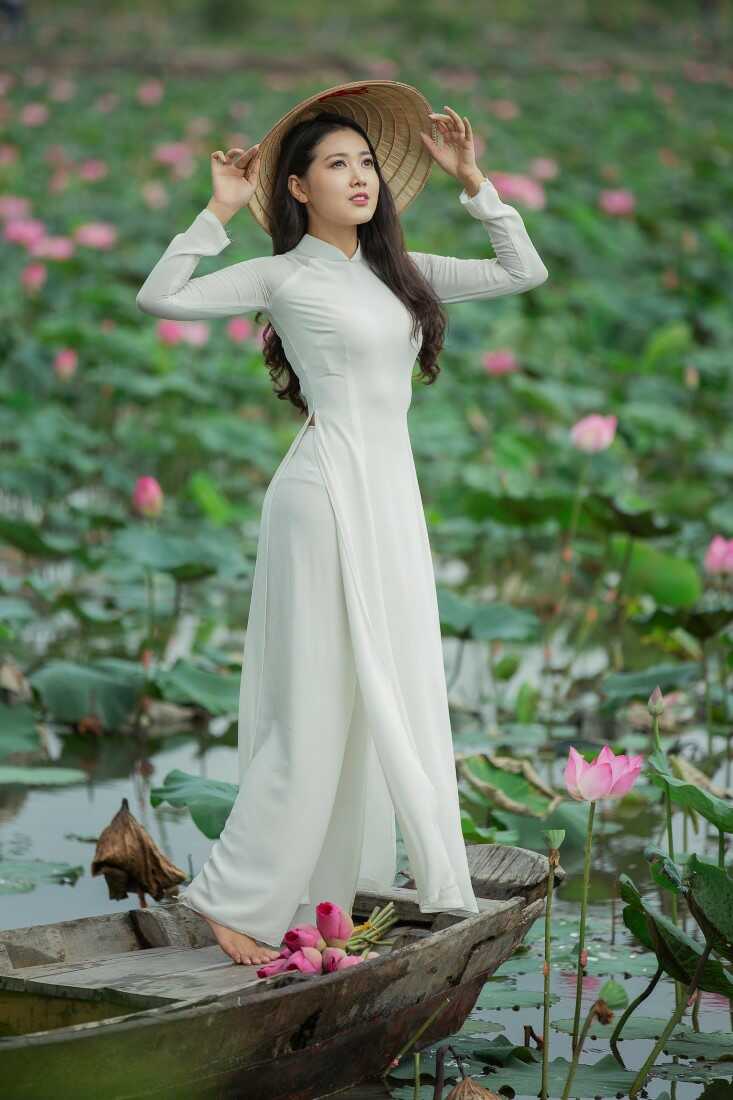 Cách tạo dáng chụp ảnh với hoa sen đẹp hút hồn