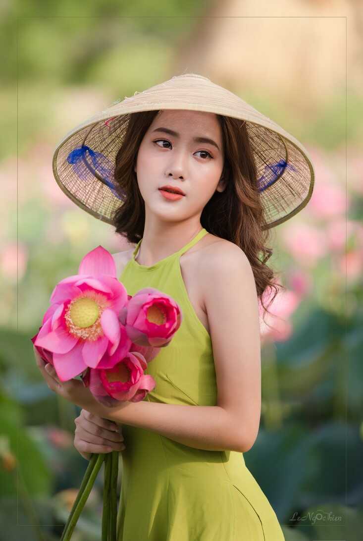 Cách tạo dáng chụp ảnh với hoa sen đẹp hút hồn