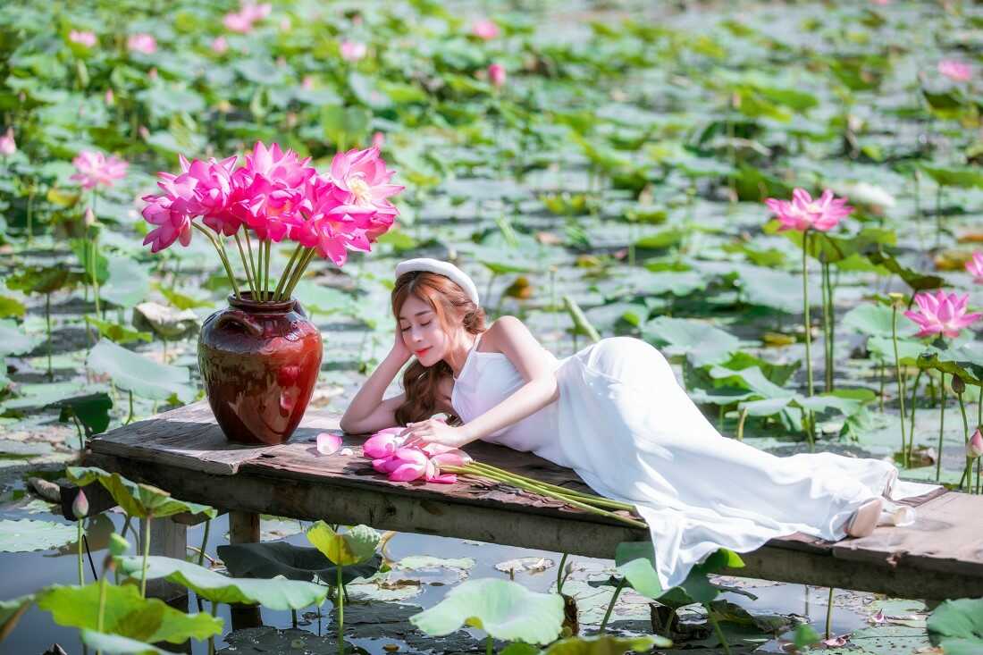 Cách tạo dáng chụp ảnh với hoa sen đẹp hút hồn