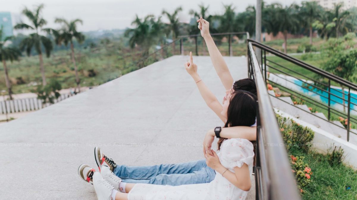 Chụp ảnh với người yêu giấu mặt ngồi cùng nhau