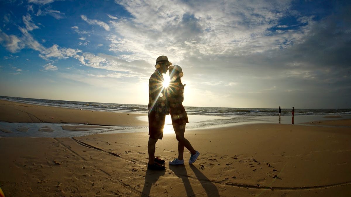 Chụp ảnh với người yêu giấu mặt trên biển lãng man