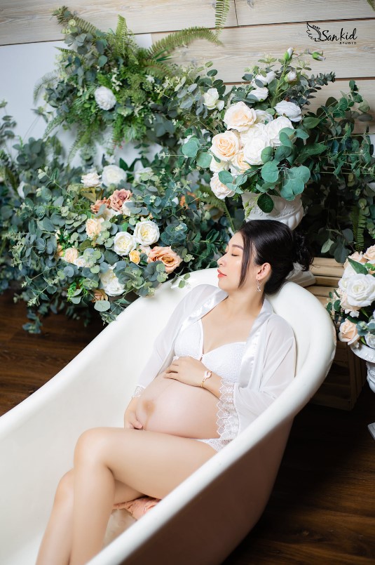 CONCEPT CHỤP ẢNH MẸ BẦU VỚI BỂ TẮM