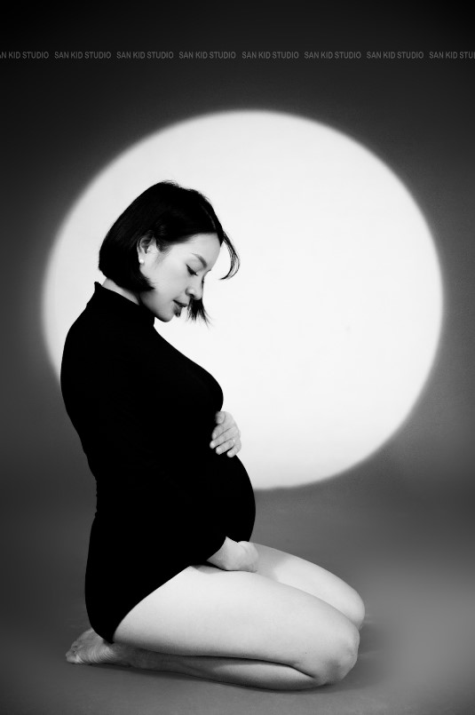 CONCEPT CHỤP ẢNH BẦU ĐEN TRẮNG CÙNG ĐÈN LED