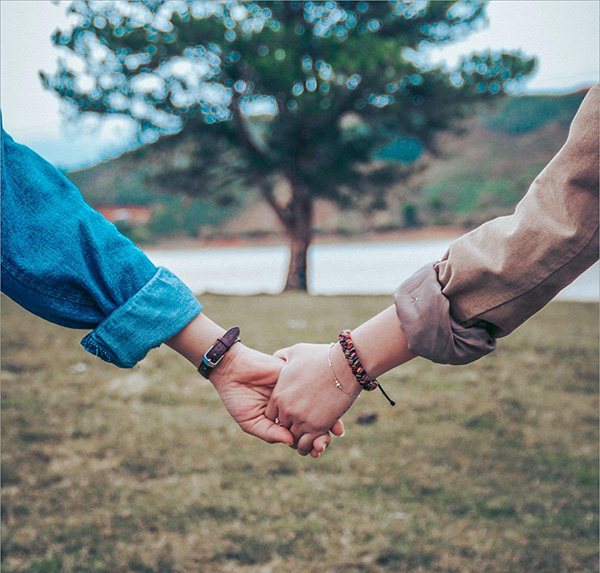 20+ Tip Chụp Ảnh Đôi - kiểu tay trong tay