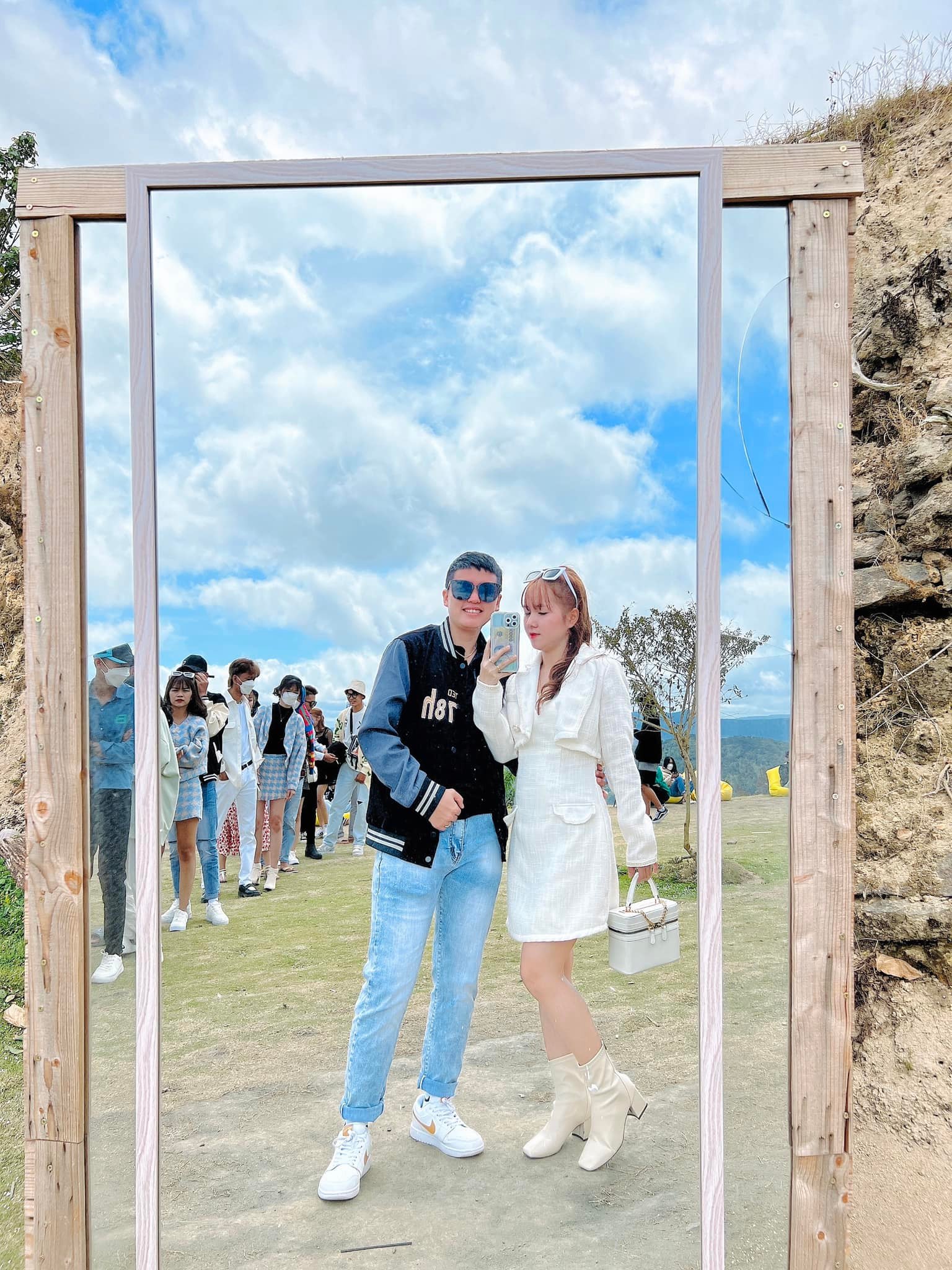 Chụp ảnh người yêu giấu mặt với gương