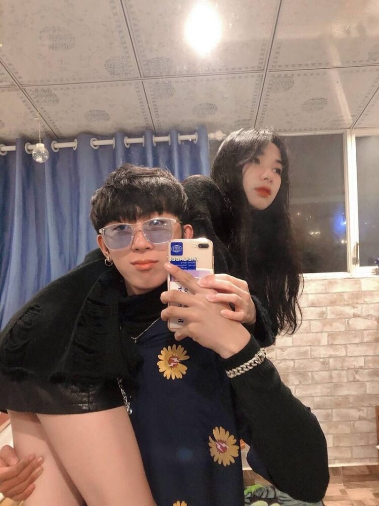 Chụp ảnh cùng người ấy trong gương