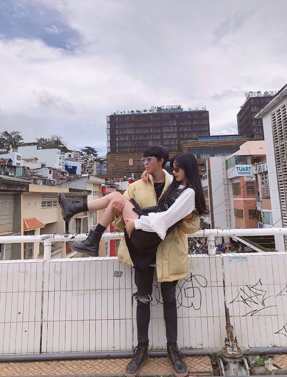 Chụp ảnh đo chiều cao siêu tình cảm ở vườn hoa