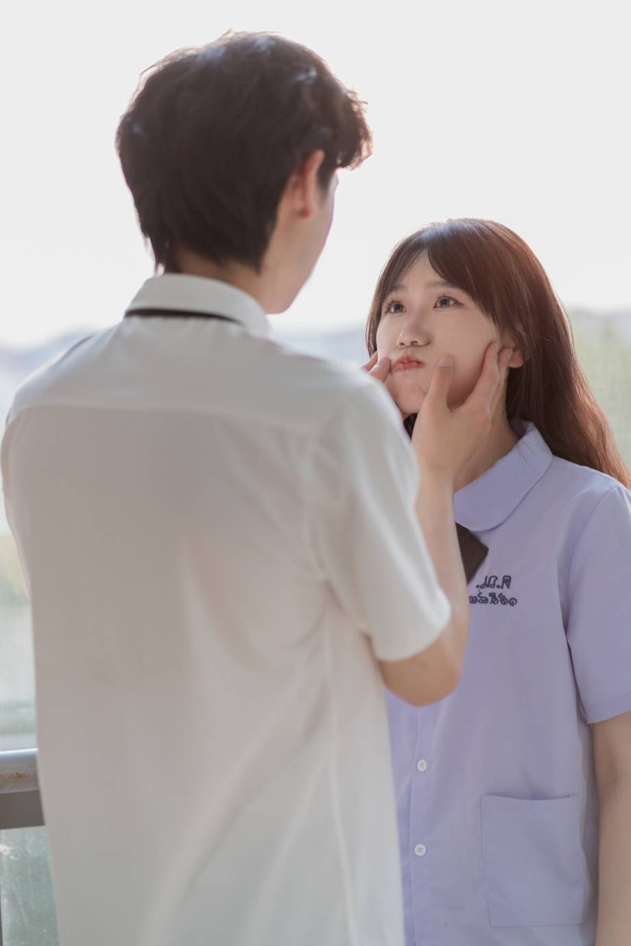 Chụp ảnh nhìn nhau cười thắm thiết