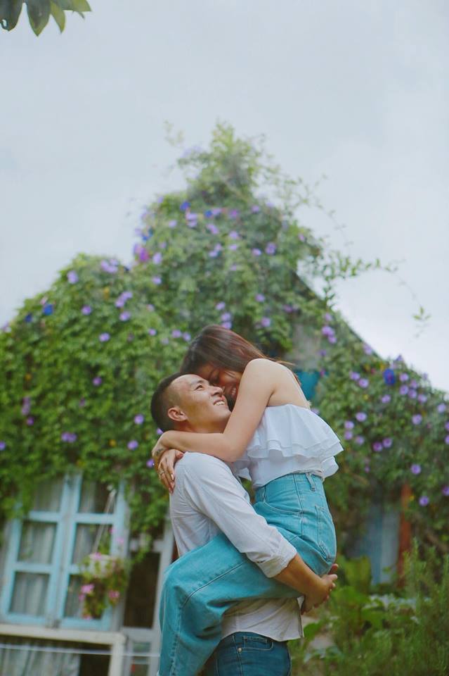 Tạo dáng chụp ảnh thơm má ở Hội An